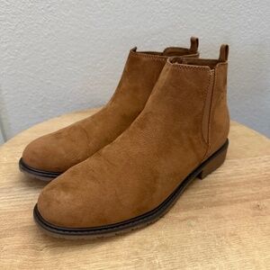 Size 9.5 Brown Flat Boot